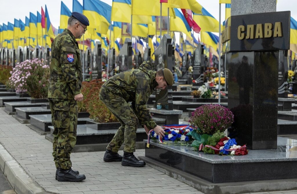 Generál Řehka s generálem Ridzákem položili věnec u památníku v Charkově
