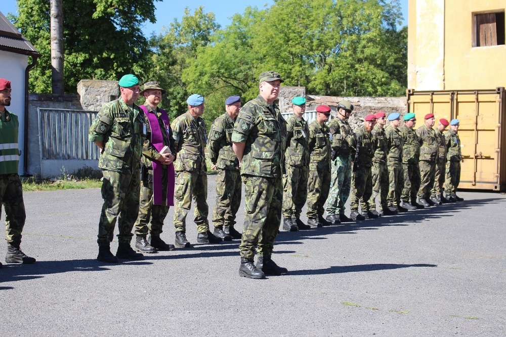 Hlavní představitelé řídícího štábu, cvičící jednotky a hosté včetně  velitele VeV-VA