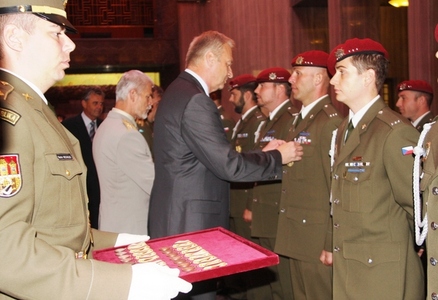 Ministr ocenil vojáky po návratu z Mali