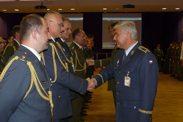  Oceňovaným poděkoval za službu a gratuloval k ocenění brig.gen. Jaromír Šebesta