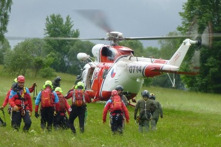 Kbelští záchranáři a členové horské služby trénovali pomoc zraněným lyžařům