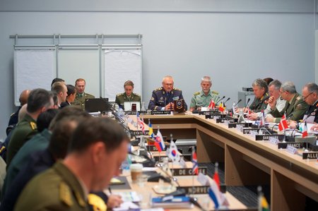  Předseda Výboru brigádní generál Alan vítá generála Pavla na plenárním zasedání NRFC