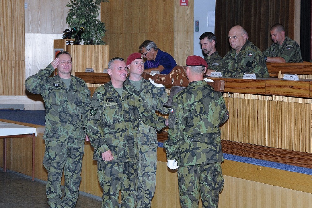 Symbolické ukončení kurzu armádních nováčků na zvon základní přípravy provedl plukovník Miloš Zrubec