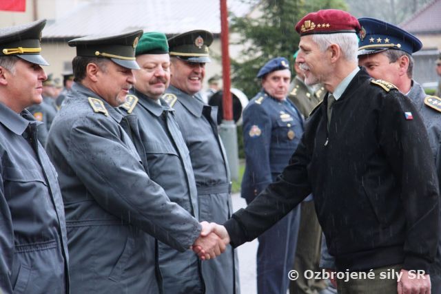 Generál Pavel se v doprovodu Petera Vojteka zdraví s příslušníky slovenské armády v Trenčíně