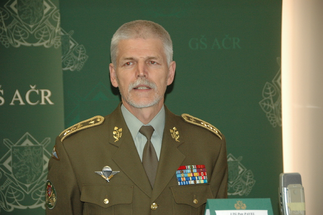 Z tiskové konference na Generálním štábu AČR: generálporučík Petr Pavel