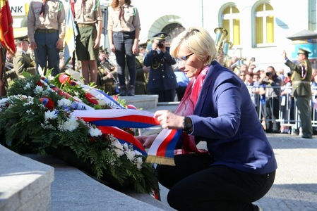 Ministryně obrany Karla Šlechtová při kladení věnce u památníku Díky, Ameriko!