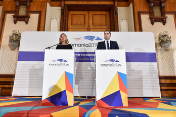 Federica Mogheriniová, vysoká představitelka Unie pro zahraniční věci a bezpečnostní politiku a Gabriel-Beniamin Les, ministr obrany Rumunska 