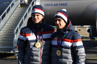 Mladí sportovci a jejich medaile pózovali před armádním letounem