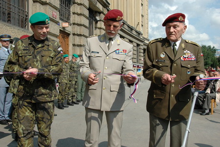 Muži s červenými barety otevřeli stejnojmennou výstavu