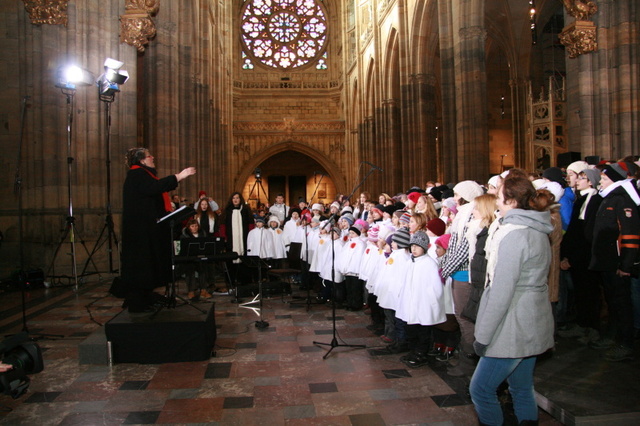 Dvousetpadesátičlenný dětský pěvecký sbor pod vedením sbormistryně Marie Novákové