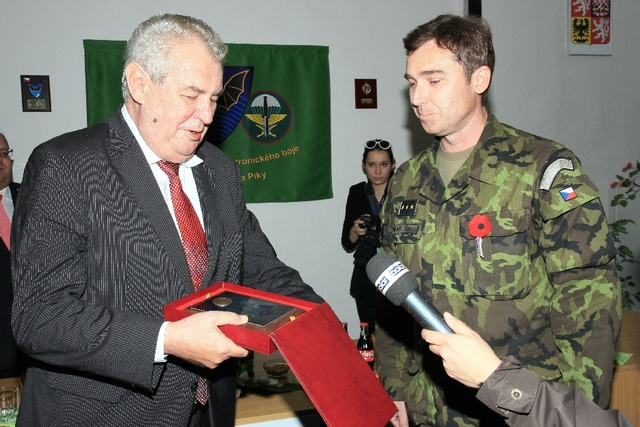 Prezident Zeman přejímá čestnou plaketu 53. pPzEB