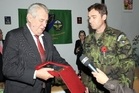 Prezident Zeman přejímá čestnou plaketu 53. pPzEB