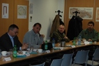  Členové výboru pro obranu při diskuzi s hlavními funkcionáři vrtulníkové základny