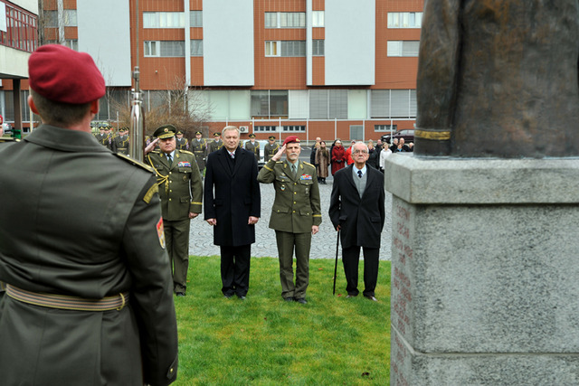  Pietní vzpomínka k nedožitým 97. narozeninám arm. gen. Tomáše Sedláčka u jeho pomníku v objektu Posádkového velitelství Praha
