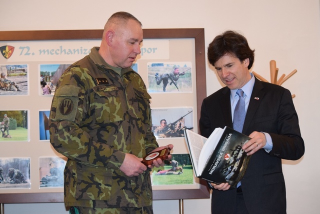 Kniha o 7. mb velvyslance zaujala, chce na ní pilovat češtinu