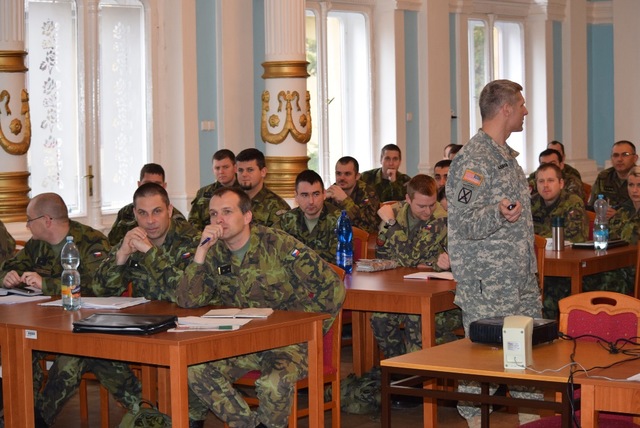  Jednu z velitelských příprav štábu řídili američtí specialisté z JMRC