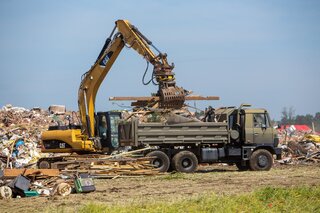 Dnes se v Hruškách k ženistům z Olomouce připojili i ženisti z Bechyně.
