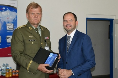 Generál Bečvář navštívil výrobce systému VĚRA v Pardubicích