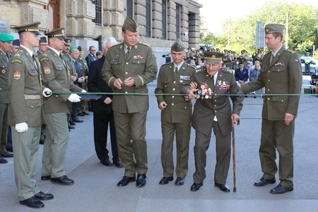 Generál Bečvář zahájil výstavu věnovanou historii tanků
