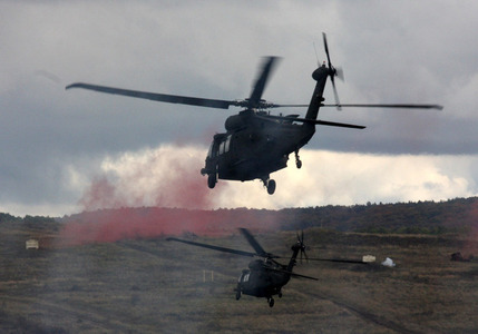 Vrtulníky Black Hawk dopravily do předních linií průzkumníky