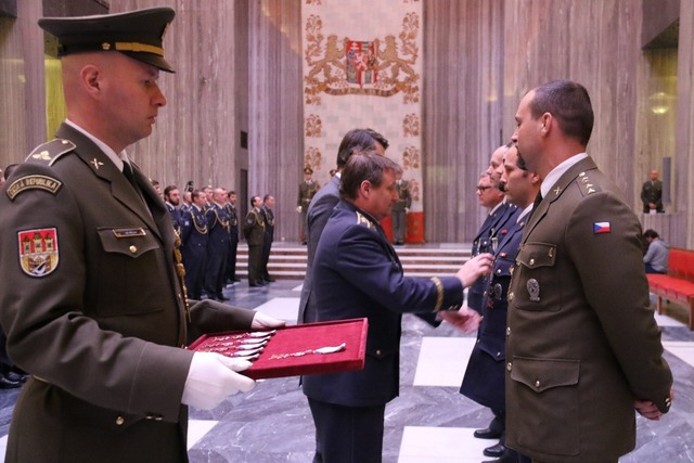  Generál Mikulenka při předávání ocenění