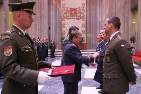  Generál Mikulenka při předávání ocenění