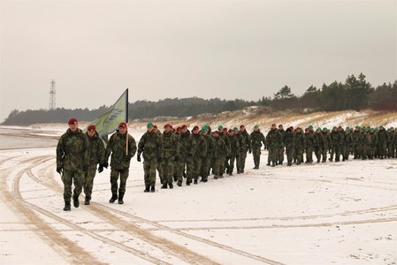 Ani v Litvě vojáci nezapomínají na zraněného kamaráda. Věnovali mu pochod