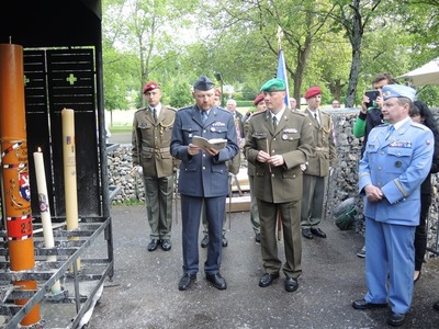 Generálmajor Petr Mikulenka zapálil za české vojáky svíci na setkání v Lurdech