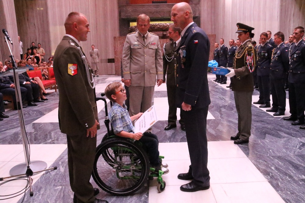 Předání finanční pomoci malému Mirečkovi přihlíží armádní generál Josef Bečvář