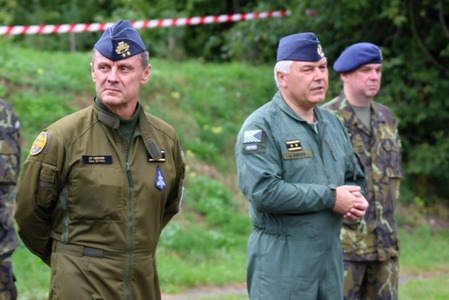 Generálmajor Jiří Verner (vlevo) a generálmajor Jaromír Šebesta měli možnost poprvé pozdravit vojáky aktivní zálohy útvarů vzdušných sil