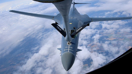 Tankování za letu bombardéru B-1
