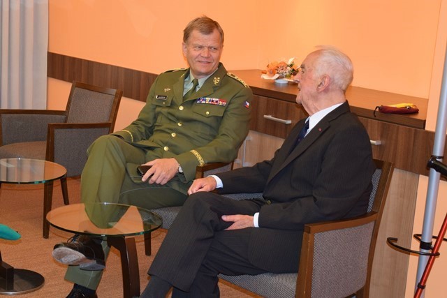  Generál Pezl v rozhovoru s generálem Bečvářem