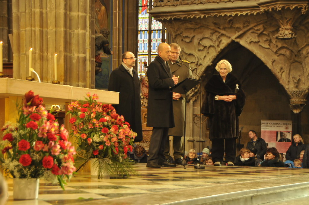  Dětem ze stonožkových škol ve svých projevech děkovala nejen Běla Gran Jensen, ale také armádní generál Josef Bečvář, ředitel FN Plzeň Václav Šimánek a prorektor Západočeské univerzity Plzeň Vladimír Dufek