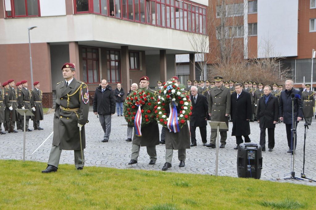 Na armádního generála Tomáše Sedláčka přišli vzpomenout bývalí náčelníci Generálního štábu AČR i současný