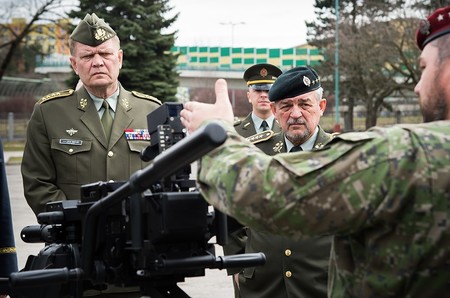 Generál Bečvář navštívil 5. pluk speciálního určení, kde si prohlédl vybavení jednotky