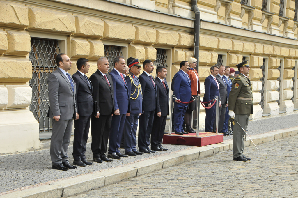 Military honours accompanied the arrival of the Iraqi Defence Minister (2)