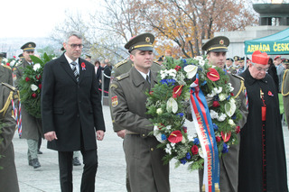 Laying a wreath (1)