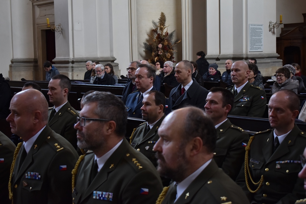 Nové vojenské kaplany přišli podpořit rodiny, ostatní vojenští kaplani, jejich velitelé i přátelé