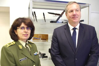 Ředitelka Vojenského fondu solidarity generálka Šmerdová a ředitel firmy Mikov Ježek