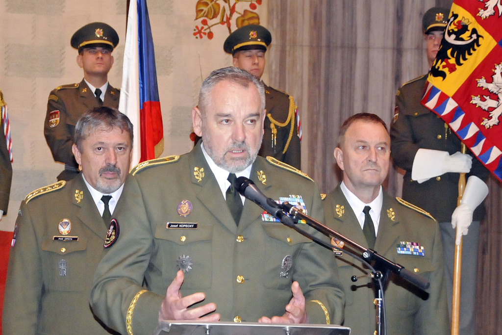 Končící velitel pozemních sil generálmajor Josef Kopecký, který přechází na místo nově vzniklého Velitelství pro operace.