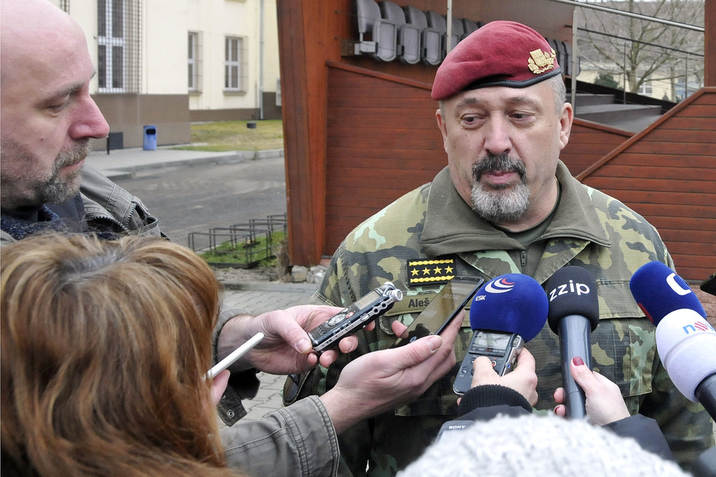 Náčelník Generálního štábu Armády ČR Aleš Opata poskytuje vyjádření médiím.