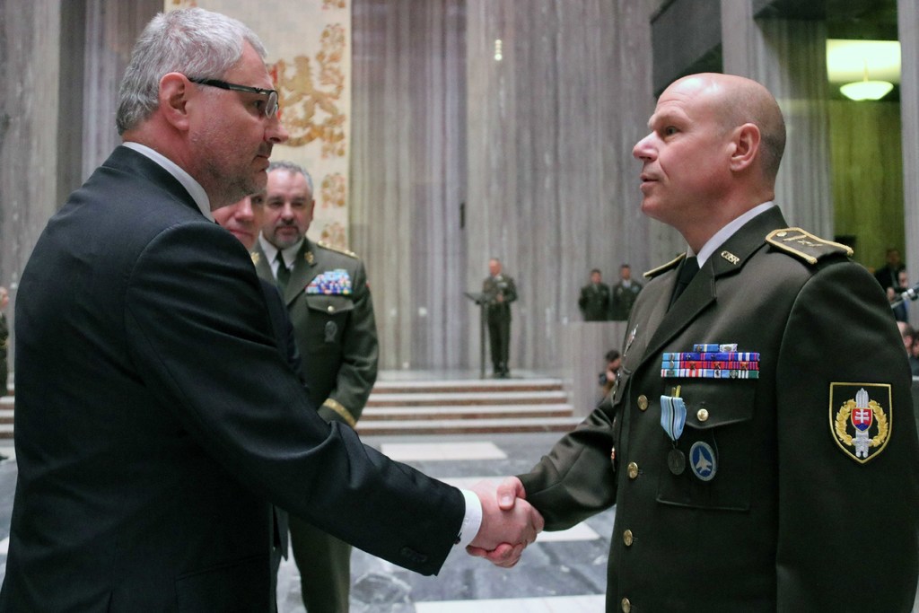 Příslušník slovenských ozbrojených sil, podplukovník Richard Király převzal ocenění za spolupráci s Čechy v Afghánistánu (konkrétně příslušníky 19. ÚU)