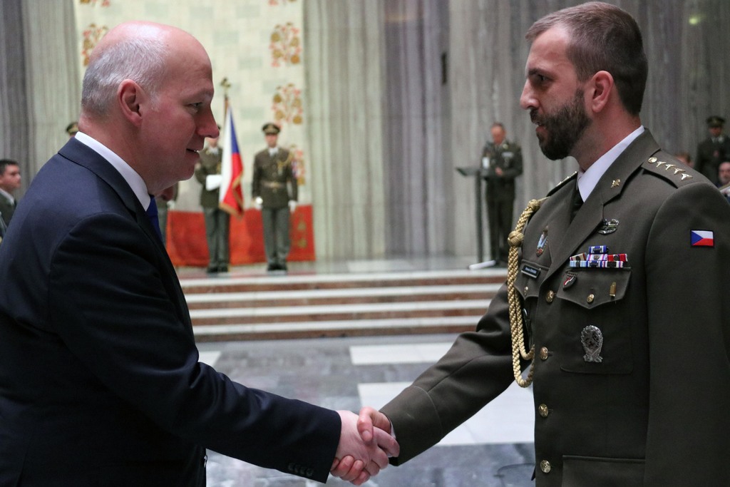 Příslušníkům Armády ČR za reprezentaci ČR v zahraničí poděkoval i Pavel Fischer, předseda Výboru pro zahraniční věci, obranu a bezpečnost Senátu.