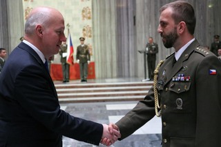 Příslušníkům Armády ČR za reprezentaci ČR v zahraničí poděkoval i Pavel Fischer, předseda Výboru pro zahraniční věci, obranu a bezpečnost Senátu.
