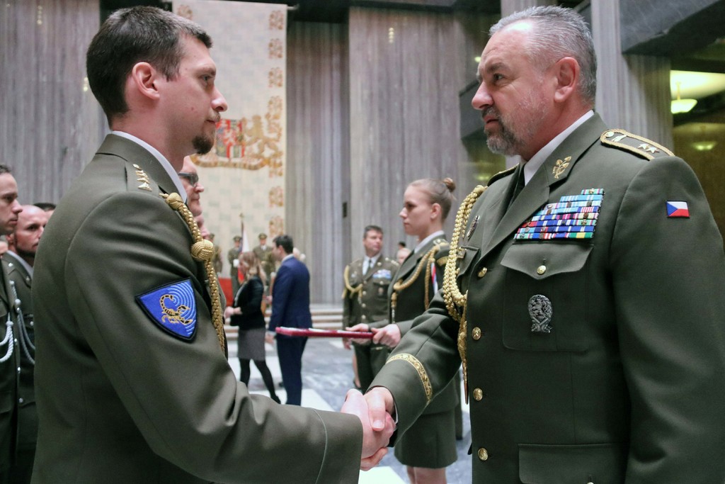 Generálmajor Josef Kopecký, velitel Velitelství pro operace gratuluje k ocenění.