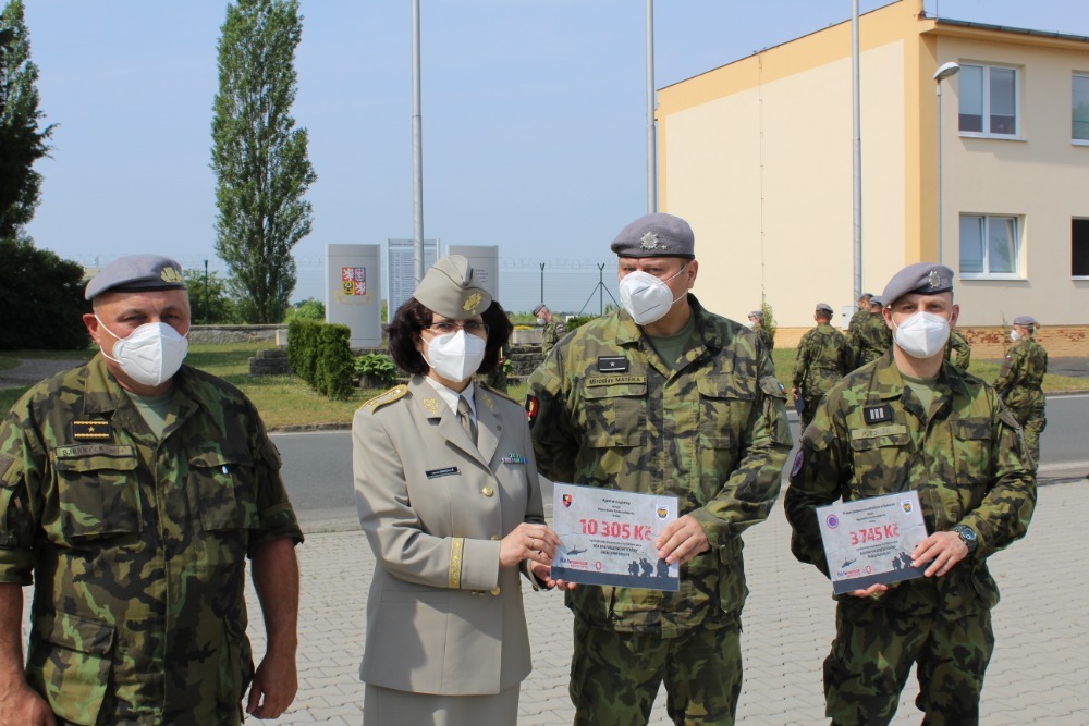 Předání šeků od příslušníků Agentury logistiky a Praporu podpory nasaditelných sil