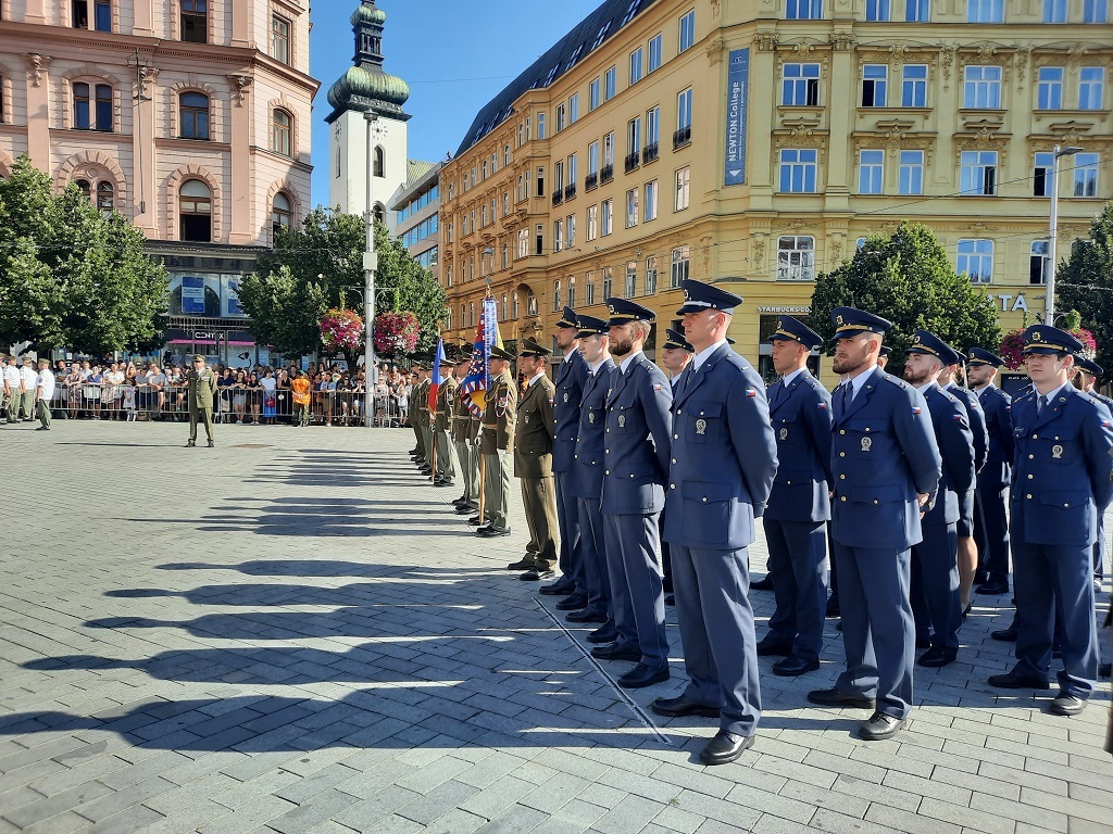 Nastoupené jednotky absolventů UO