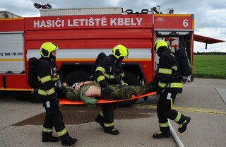 Také figuranti byli z řad letištních hasičů a sledovali práci svých kolegů