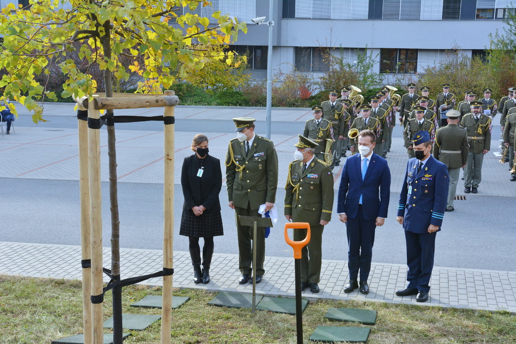 Zleva: Wendin Smith, ředitel JCBRN Defence COE, plk. gšt. David Martínek, náměstek pro řízení sekce obranné politiky a strategie Jan Havránek, první zástupce náčelníka Generálního štábu AČR generálporučík Jaromír Zůna, brigádní generál Didier Polome, ACT NATO. 
