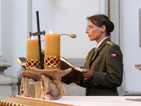 Vojenská kaplanka kpt. Gabriela Horáková čte úryvek z Bible